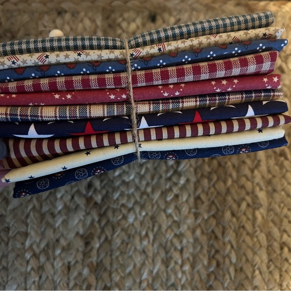 NWOT - Ten Patriotic Flat Quarters-Mix of Cotton and Homespun Material - Picture 4 of 4